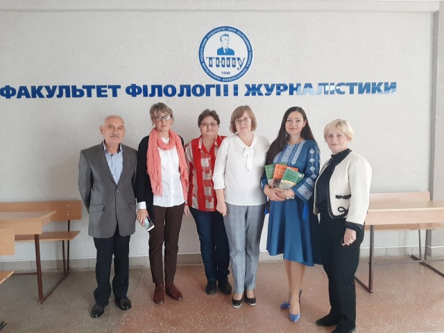 Викладачі факультету із Лесею Сич і автором шкільних підручників із зарубіжної літератури Ніною Міляновською 